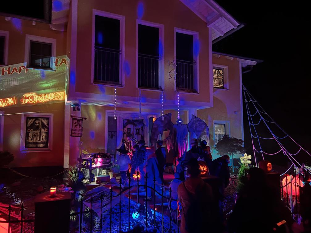 Halloween geschmücktes Kruselhaus in Haynrode mit Kindern vor dem Tor