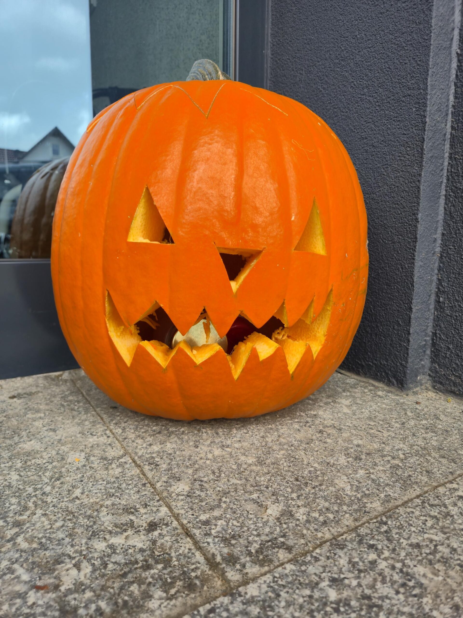 Geschnitzter Halloween Kürbis vor einer Haustür