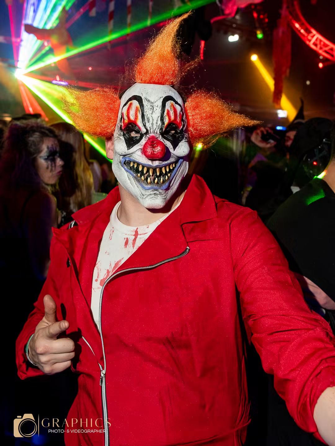 Gast im Horrorclown Kostüm auf der Halloweenparty im Glashaus Worbis